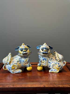 A pair of Portuguese polychrome faience sculptures of lions, 17/18th C. — 照片 1