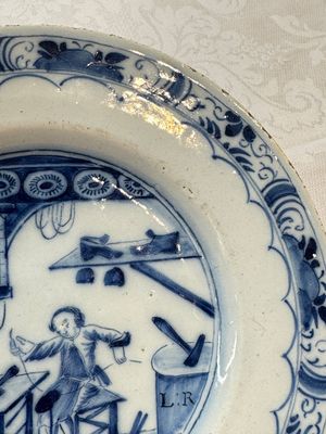 A pair of rare blue and white Dutch Delft 'Shoemaker' plates, 18th C. — photo 4