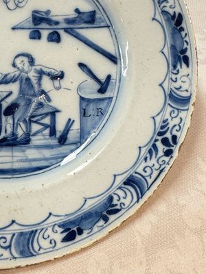 A pair of rare blue and white Dutch Delft 'Shoemaker' plates, 18th C. — photo 5