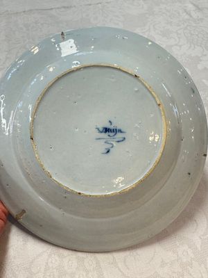 A pair of rare blue and white Dutch Delft 'Shoemaker' plates, 18th C. — photo 7