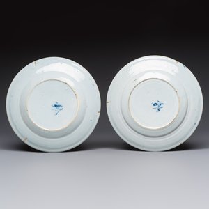 A pair of rare blue and white Dutch Delft 'Shoemaker' plates, 18th C. — photo 2