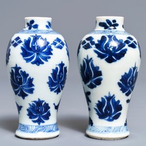 A pair of rare Chinese blue and white miniature vases with pseudo-Delft mark, Kangxi — photo 1