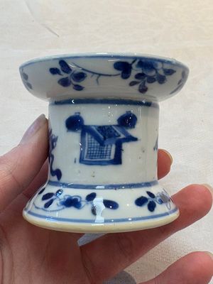A pair of rare Chinese blue and white sanders with antiquities and floral design, Kangxi — 照片 10