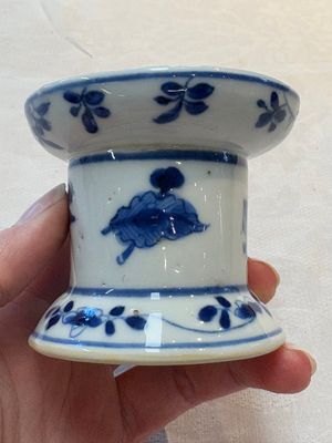 A pair of rare Chinese blue and white sanders with antiquities and floral design, Kangxi — 照片 11