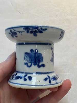 A pair of rare Chinese blue and white sanders with antiquities and floral design, Kangxi — 照片 12