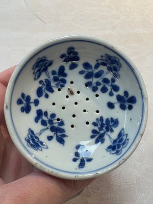 A pair of rare Chinese blue and white sanders with antiquities and floral design, Kangxi — 照片 13