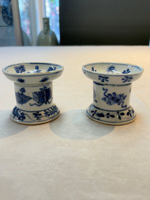 A pair of rare Chinese blue and white sanders with antiquities and floral design, Kangxi — 照片 1