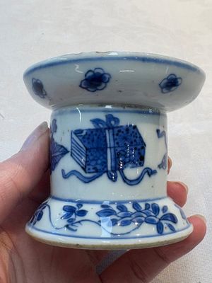 A pair of rare Chinese blue and white sanders with antiquities and floral design, Kangxi — 照片 2