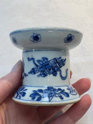 A pair of rare Chinese blue and white sanders with antiquities and floral design, Kangxi — 照片 3
