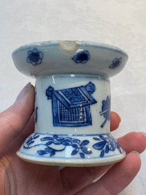 A pair of rare Chinese blue and white sanders with antiquities and floral design, Kangxi — 照片 4