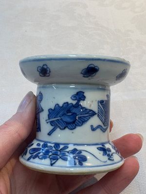 A pair of rare Chinese blue and white sanders with antiquities and floral design, Kangxi — 照片 5