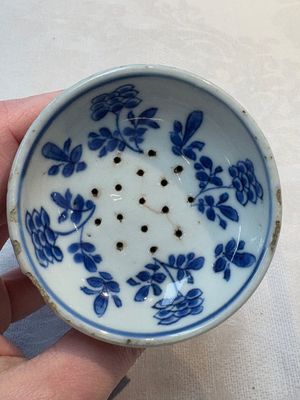 A pair of rare Chinese blue and white sanders with antiquities and floral design, Kangxi — 照片 6