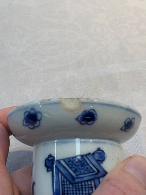 A pair of rare Chinese blue and white sanders with antiquities and floral design, Kangxi — 照片 7