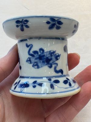 A pair of rare Chinese blue and white sanders with antiquities and floral design, Kangxi — 照片 9