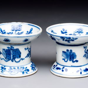 A pair of rare Chinese blue and white sanders with antiquities and floral design, Kangxi — 照片 1