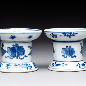 A pair of rare Chinese blue and white sanders with antiquities and floral design, Kangxi — 照片 2