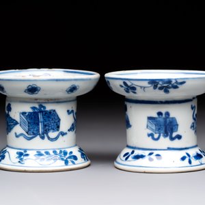 A pair of rare Chinese blue and white sanders with antiquities and floral design, Kangxi — 照片 3