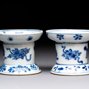 A pair of rare Chinese blue and white sanders with antiquities and floral design, Kangxi — 照片 4