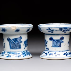 A pair of rare Chinese blue and white sanders with antiquities and floral design, Kangxi — 照片 5