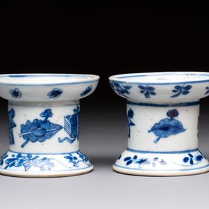 A pair of rare Chinese blue and white sanders with antiquities and floral design, Kangxi — 照片 6