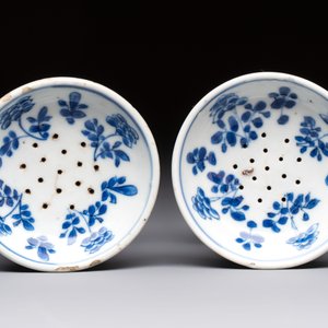 A pair of rare Chinese blue and white sanders with antiquities and floral design, Kangxi — 照片 7