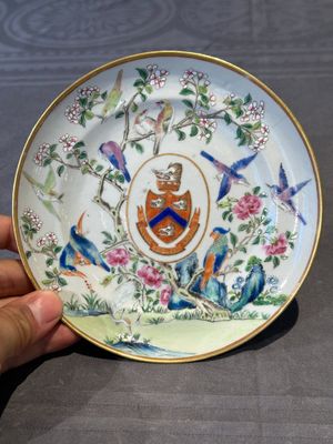 A pair of rare Chinese Canton famille rose armorial plates with the arms of Wight, ca. 1810 — photo 11