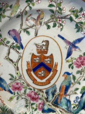 A pair of rare Chinese Canton famille rose armorial plates with the arms of Wight, ca. 1810 — photo 12