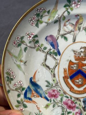 A pair of rare Chinese Canton famille rose armorial plates with the arms of Wight, ca. 1810 — photo 13
