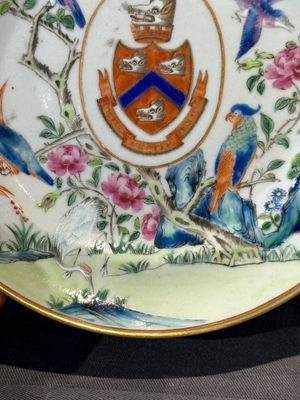 A pair of rare Chinese Canton famille rose armorial plates with the arms of Wight, ca. 1810 — photo 14