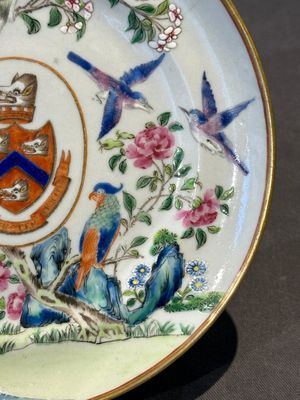 A pair of rare Chinese Canton famille rose armorial plates with the arms of Wight, ca. 1810 — photo 15