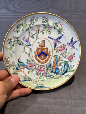A pair of rare Chinese Canton famille rose armorial plates with the arms of Wight, ca. 1810 — photo 2