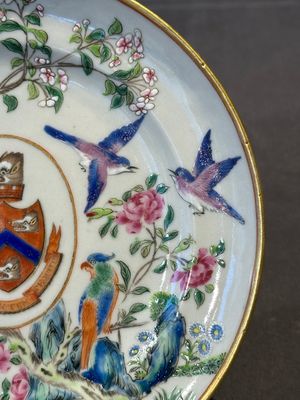 A pair of rare Chinese Canton famille rose armorial plates with the arms of Wight, ca. 1810 — photo 3