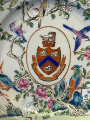 A pair of rare Chinese Canton famille rose armorial plates with the arms of Wight, ca. 1810 — photo 4