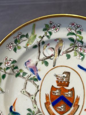 A pair of rare Chinese Canton famille rose armorial plates with the arms of Wight, ca. 1810 — photo 5