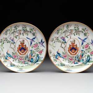 A pair of rare Chinese Canton famille rose armorial plates with the arms of Wight, ca. 1810 — photo 1