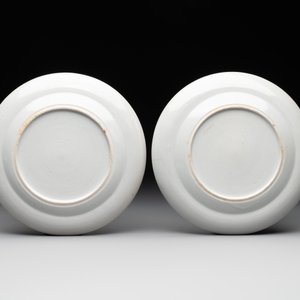 A pair of rare Chinese Canton famille rose armorial plates with the arms of Wight, ca. 1810 — photo 2