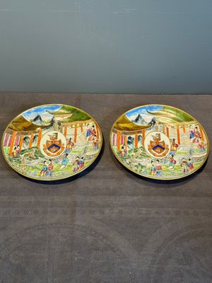 A pair of rare Chinese Canton famille rose armorial plates with the arms of Wight, ca. 1810 — photo 1