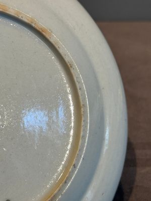A pair of rare Chinese Canton famille rose armorial plates with the arms of Wight, ca. 1810 — photo 12