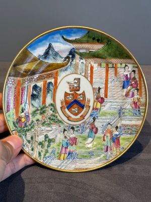 A pair of rare Chinese Canton famille rose armorial plates with the arms of Wight, ca. 1810 — photo 13