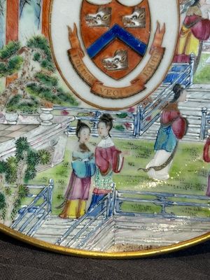 A pair of rare Chinese Canton famille rose armorial plates with the arms of Wight, ca. 1810 — photo 17