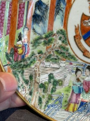 A pair of rare Chinese Canton famille rose armorial plates with the arms of Wight, ca. 1810 — photo 18