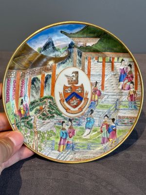A pair of rare Chinese Canton famille rose armorial plates with the arms of Wight, ca. 1810 — photo 2