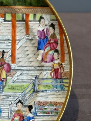 A pair of rare Chinese Canton famille rose armorial plates with the arms of Wight, ca. 1810 — photo 4