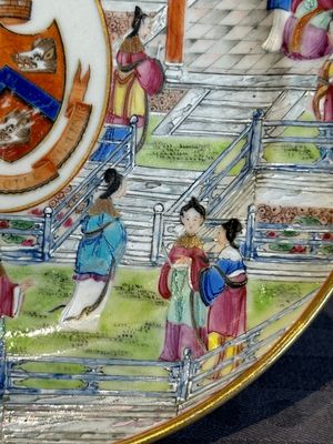 A pair of rare Chinese Canton famille rose armorial plates with the arms of Wight, ca. 1810 — photo 5