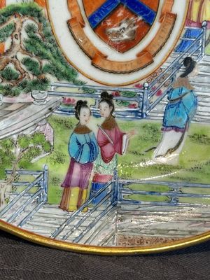 A pair of rare Chinese Canton famille rose armorial plates with the arms of Wight, ca. 1810 — photo 6