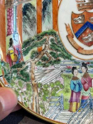 A pair of rare Chinese Canton famille rose armorial plates with the arms of Wight, ca. 1810 — photo 7
