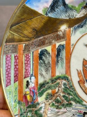 A pair of rare Chinese Canton famille rose armorial plates with the arms of Wight, ca. 1810 — photo 8