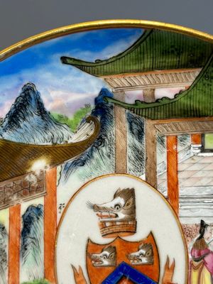 A pair of rare Chinese Canton famille rose armorial plates with the arms of Wight, ca. 1810 — photo 9