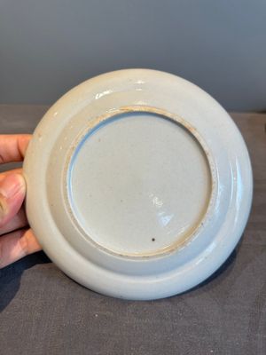 A pair of rare Chinese Canton famille rose armorial plates with the arms of Wight, ca. 1810 — photo 10