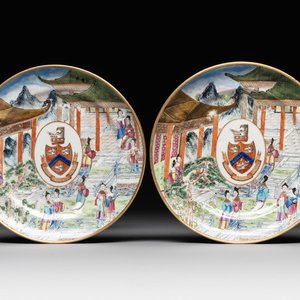 A pair of rare Chinese Canton famille rose armorial plates with the arms of Wight, ca. 1810 — photo 1